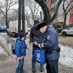Zuglói gyermekorvosok és rendőrök lepték meg a gyerekeket Mikulás alkalmából - Galéria